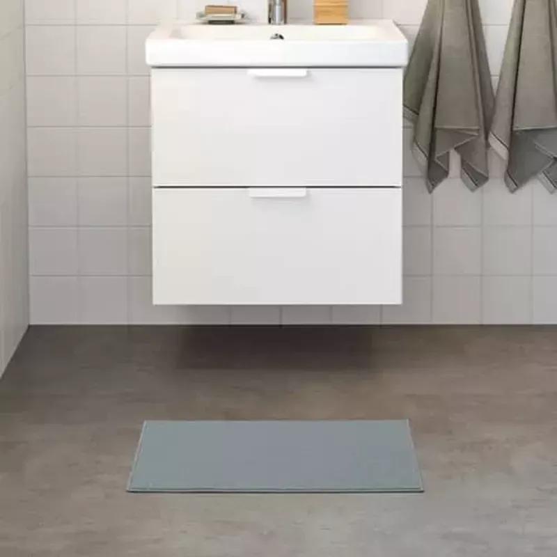 Alfombra gris de baño