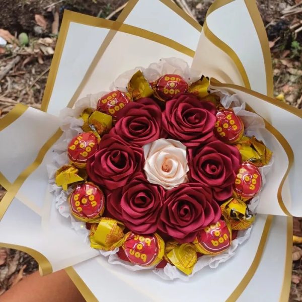 Ramo de 7 rosas con 8 bombones