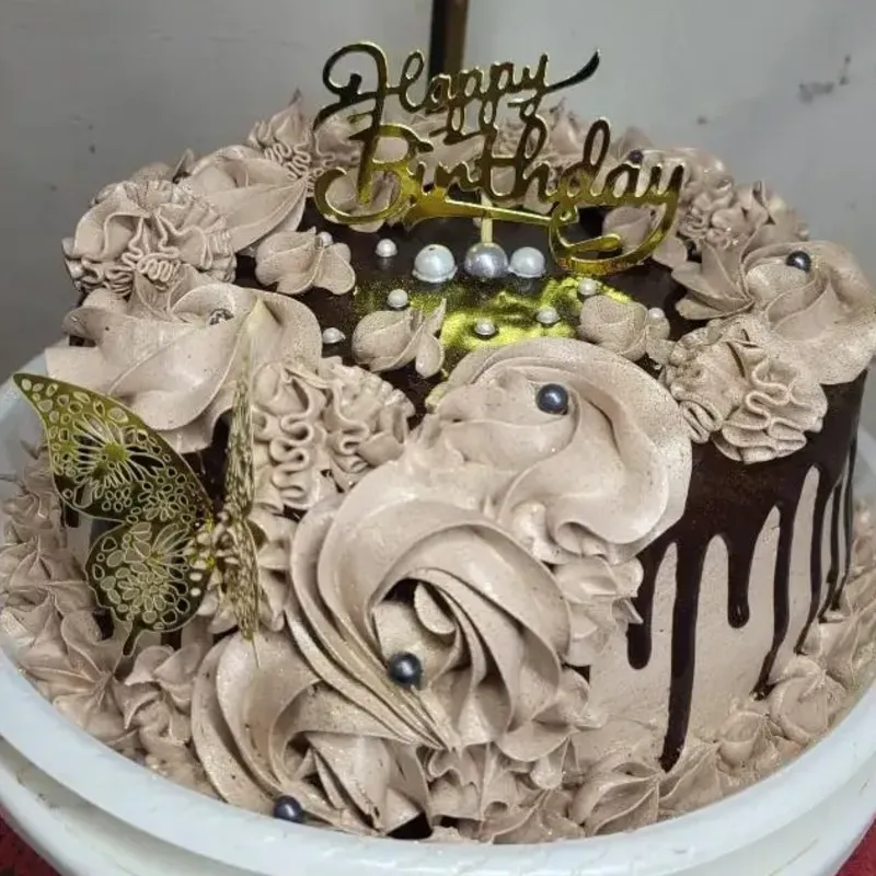 Pastel cubierto crema de chocolate 