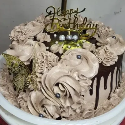 Pastel cubierto crema de chocolate 