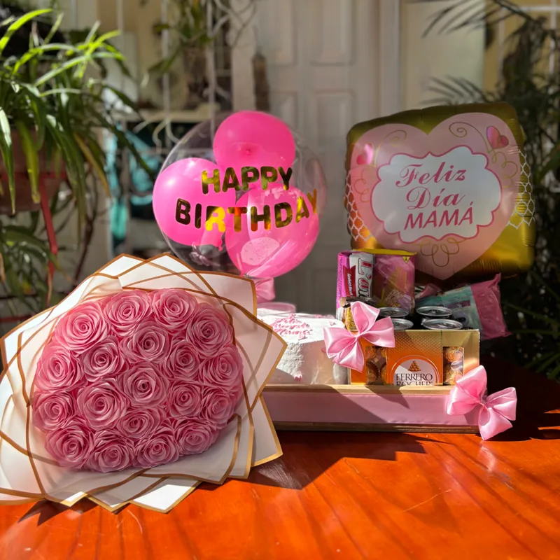 Caja con mini torta, confituras y ramo de rosas eternas