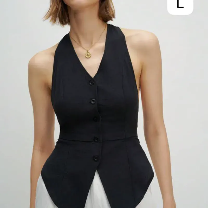  Chaleco Black Halter – Elegancia estratégica con escote profundo y diseño estructurado