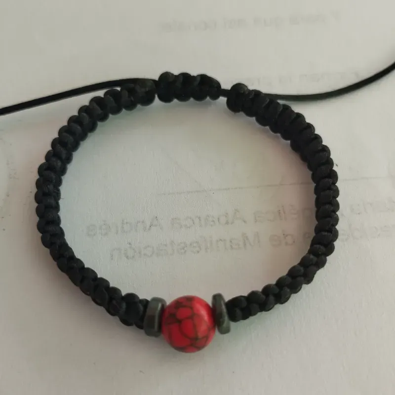 Pulsera con howlita roja