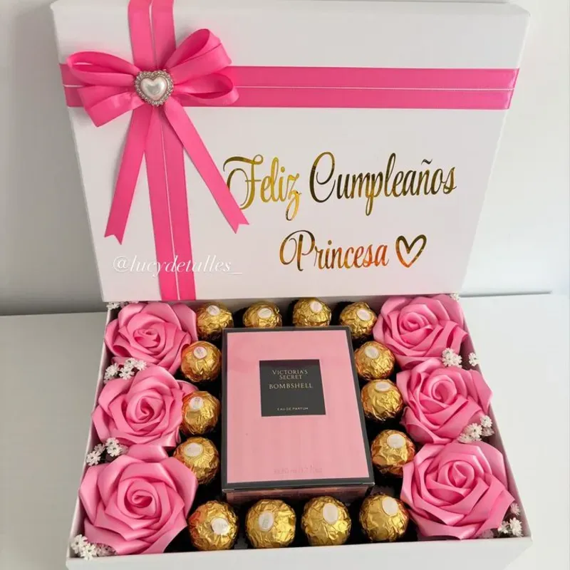 Caja de regalo con 6 rosas eternas, perfume y bombones