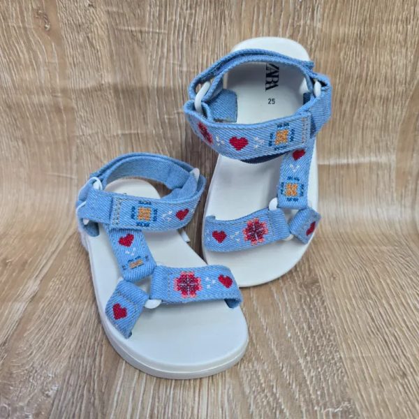 Sandalias tipo prácticas azules con flores y corazones