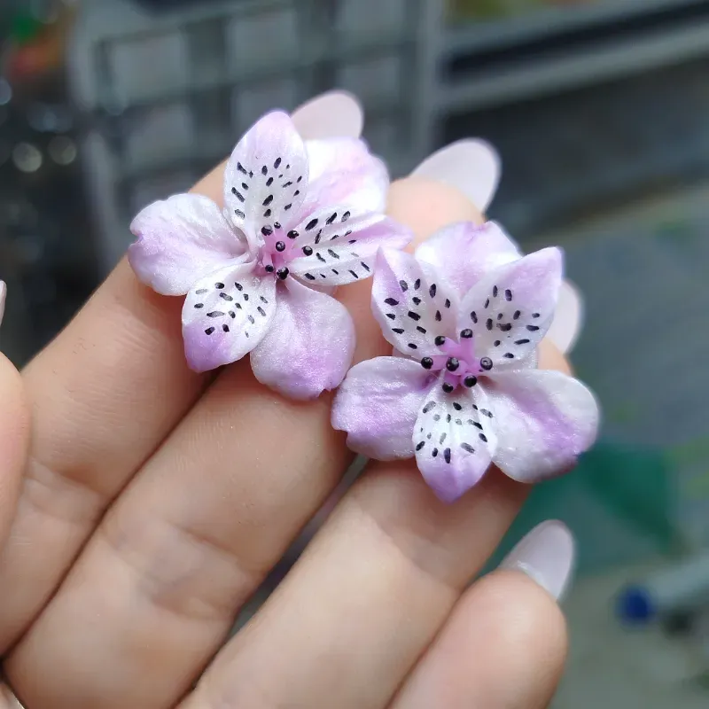 ✨Aretes de Astromelias Lilas Medianos✨
