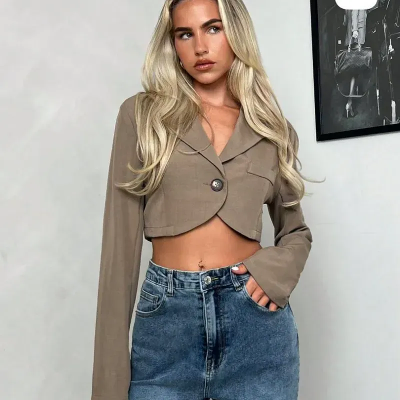  Blazer Cropped Bicolor – Vanguardia, elegancia y personalidad