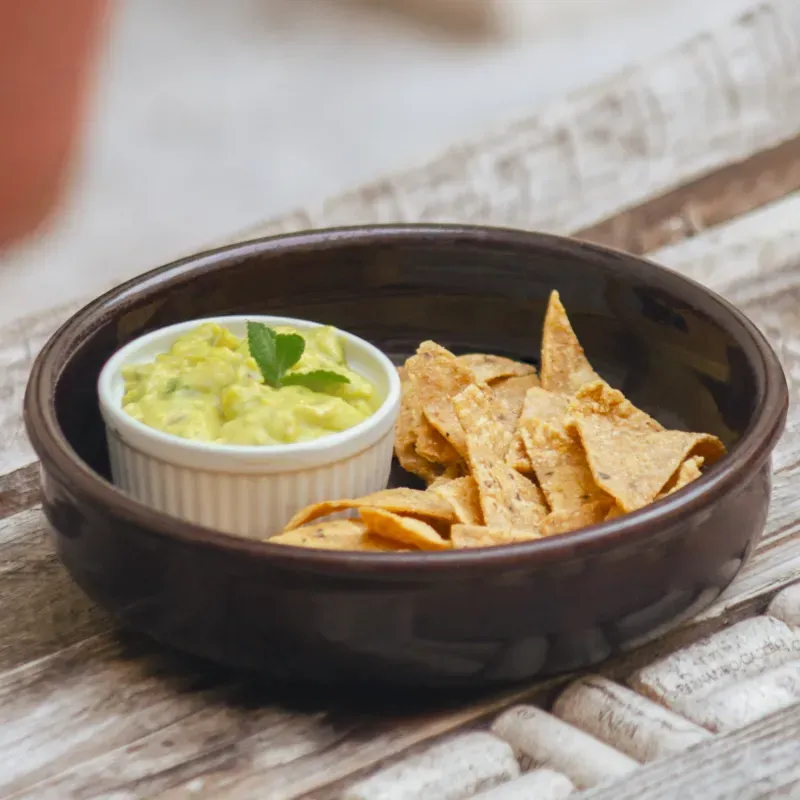 Totopos con guacamole