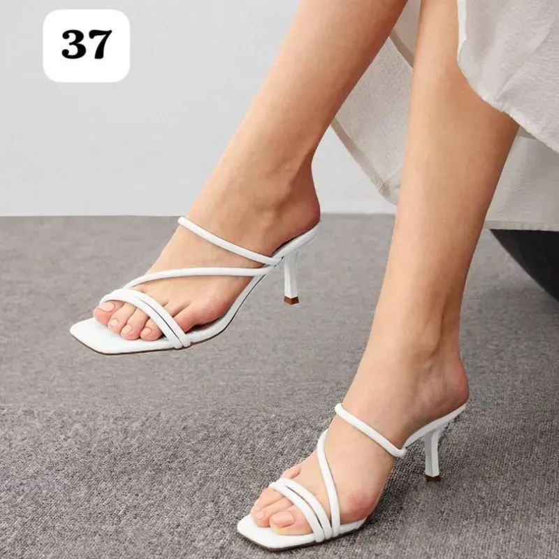  Sandalias blancas minimalistas con tacón curvo