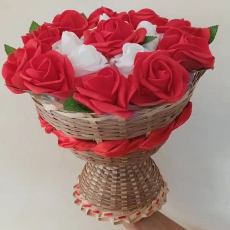 Ramo de flores en cesta