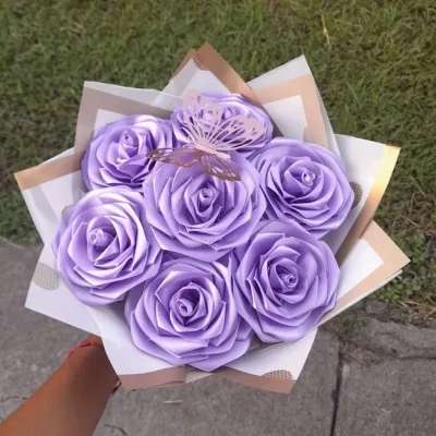 Ramo de 7 Rosas Eternas con Mariposa