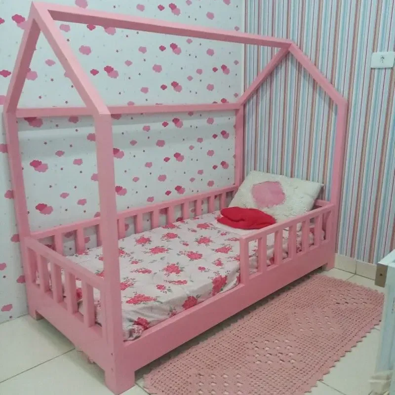 Camita infantil con baranda y techo de casita alto