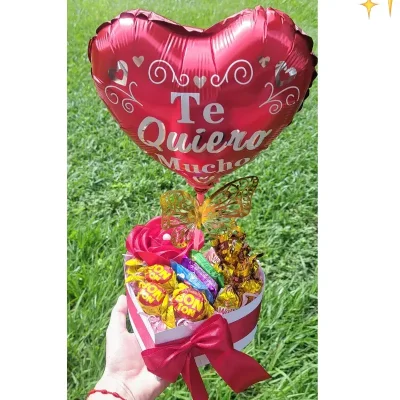 Cajita con rosa eterna, 8 bombones y 3 barras de chocolate