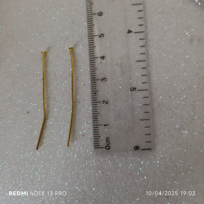 Alfiler dorado de bisutería