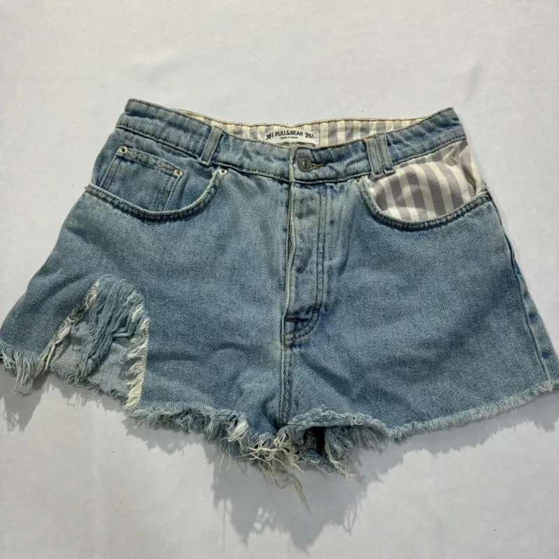 Short Corto Deshilachado Mezclilla con Rayas Moradas