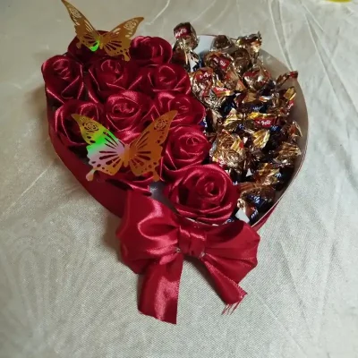 ❤️ Cajita Normal con 10 rosas 10 bombones 