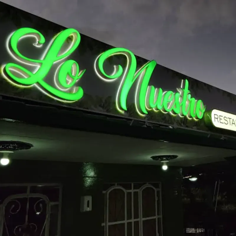 Cartel tipo letras corpóreas