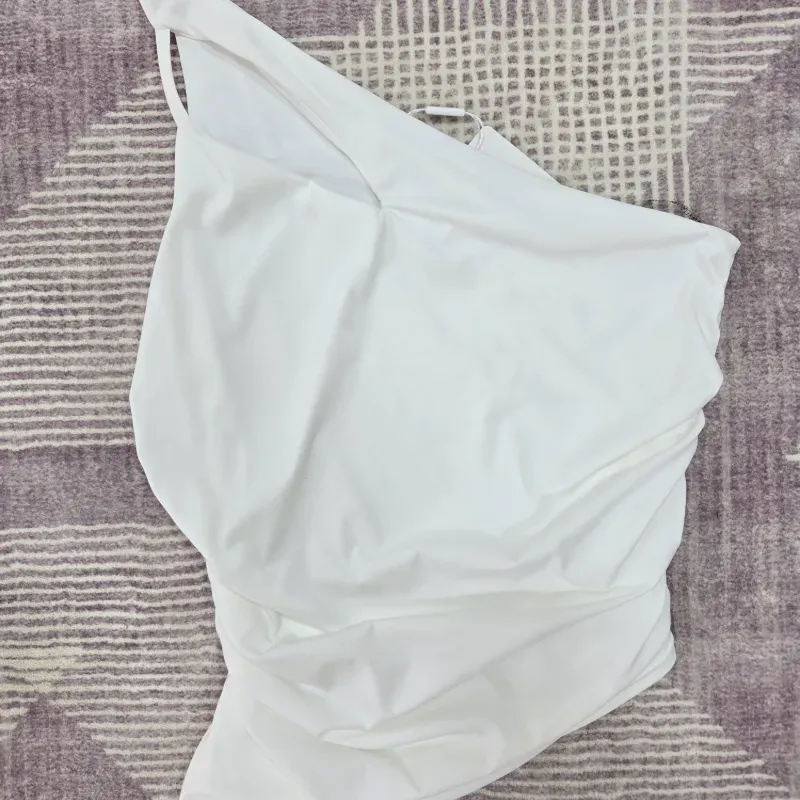 Top blanco asimétrico