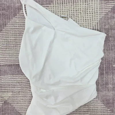 Top blanco asimétrico