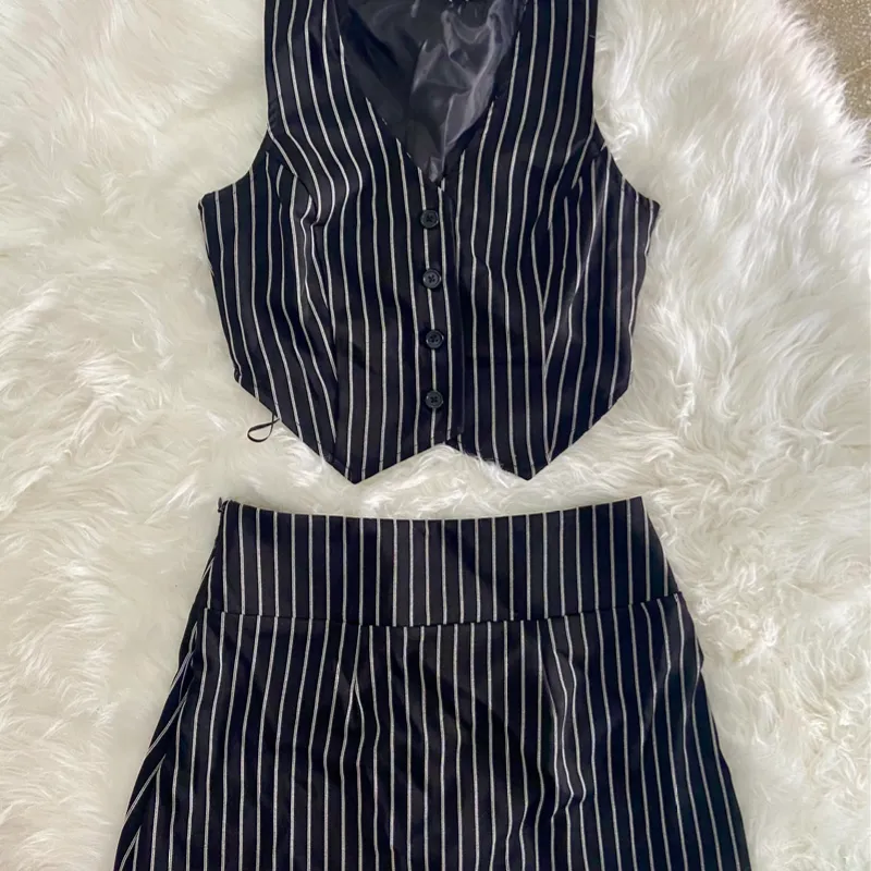 Conjunto de Chaleco y Falda de Rayas