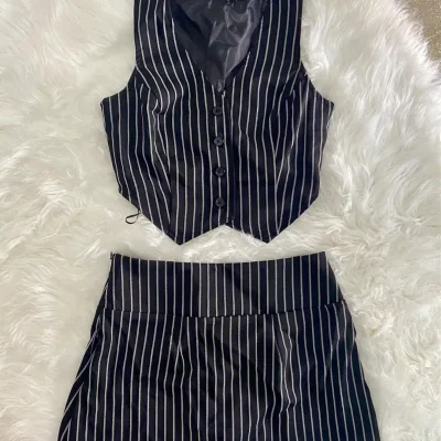 Conjunto de Chaleco y Falda de Rayas