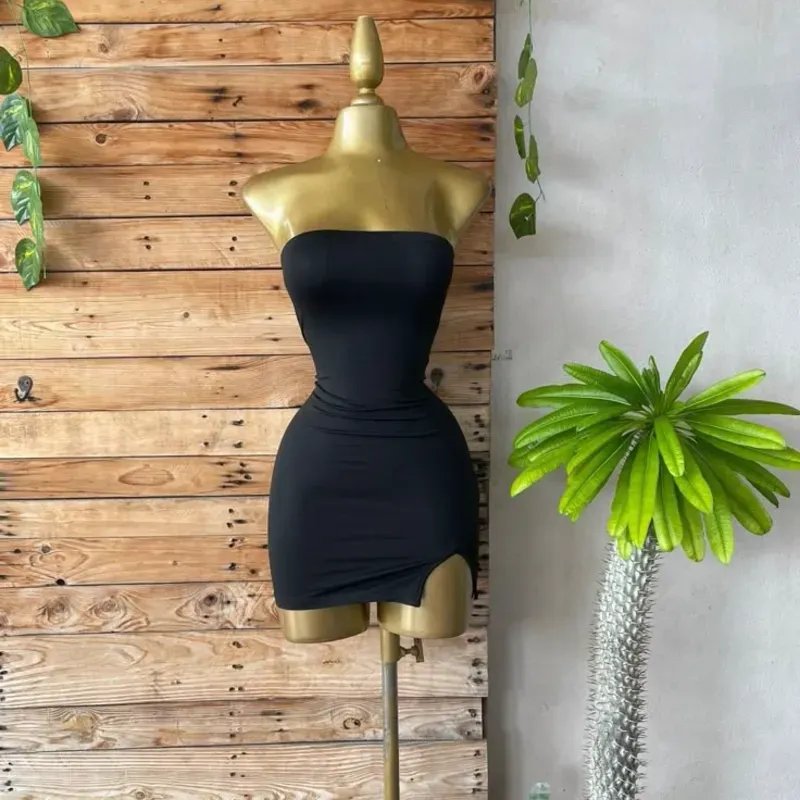 Vestido corto escotado con apertura en la pierna