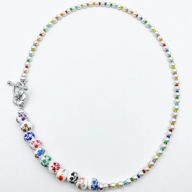 Collar de perlas y cuentas de porcelana 
