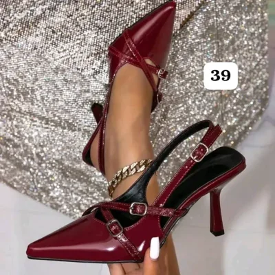 Zapatos de tacón puntifinos con tiras cruzadas