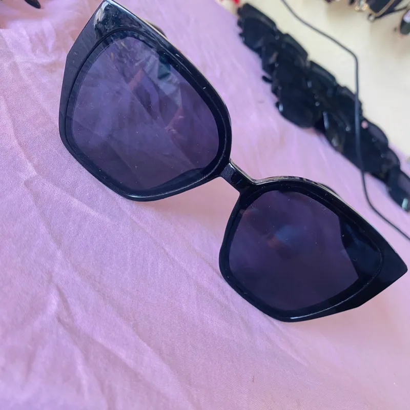 Gafas de sol con lentes oscuros