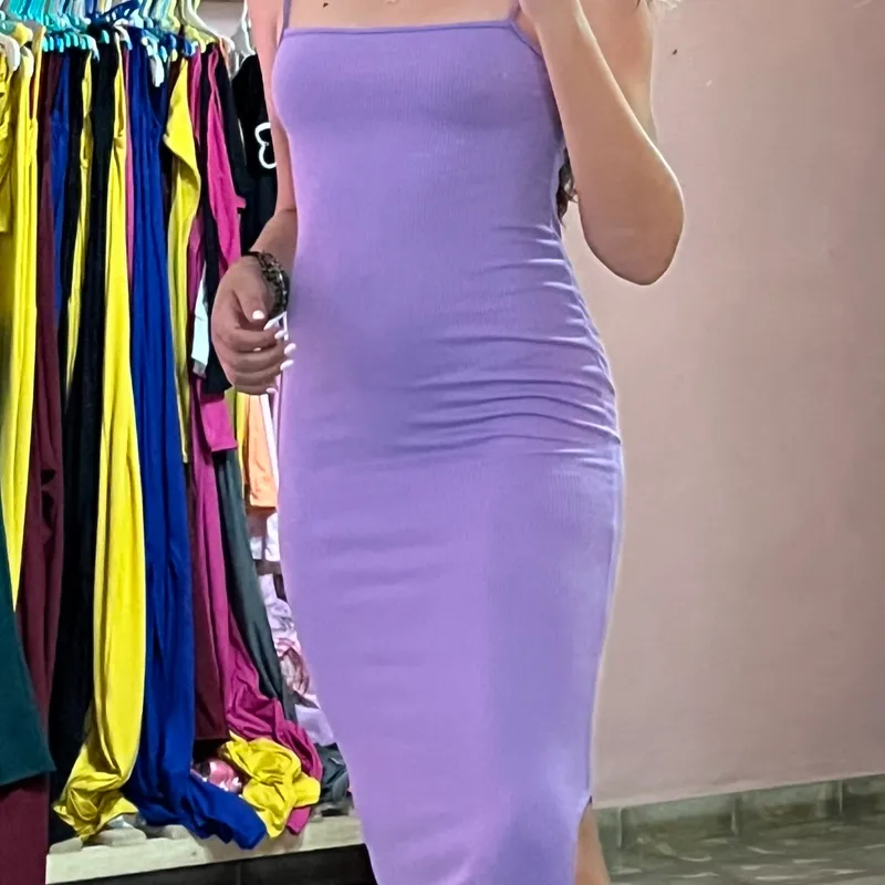 Vestido largo morado abierto en la pierna
