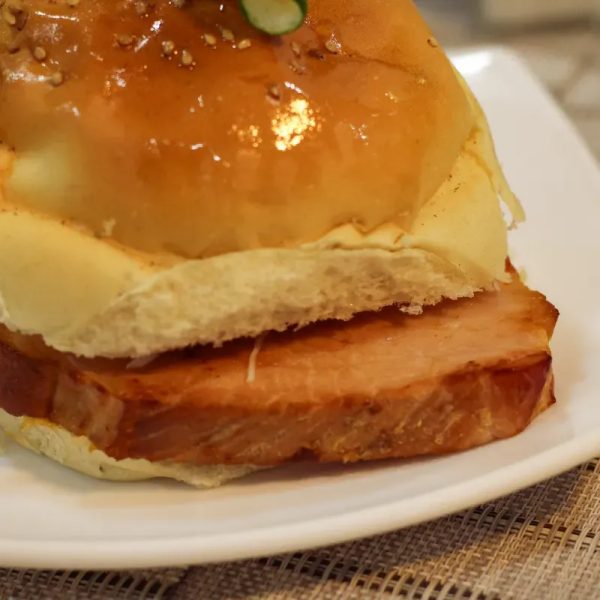 Pan con lomo ahumado