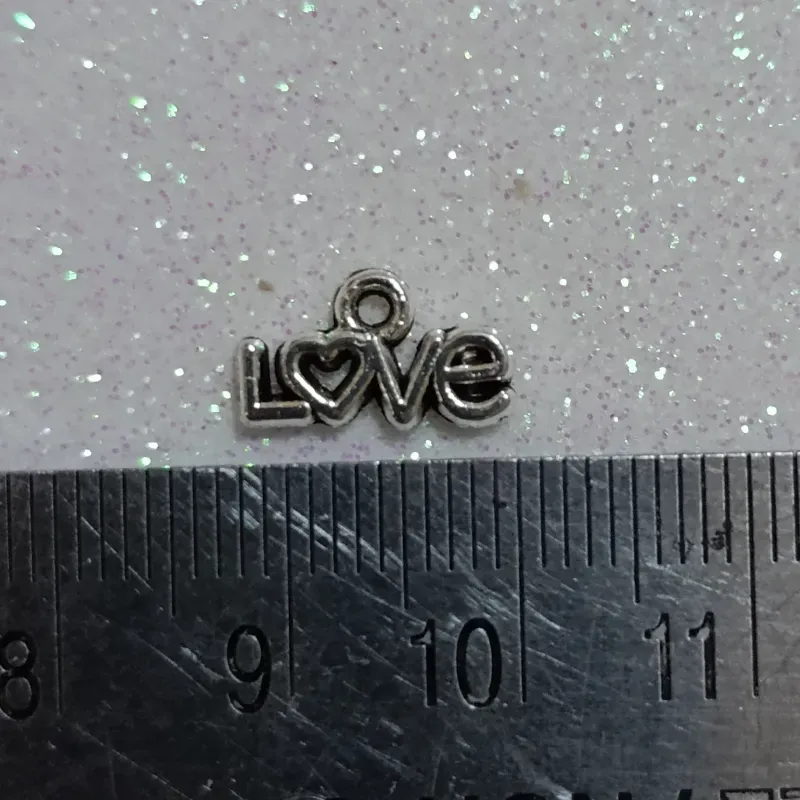 Dije pequeño con letras love