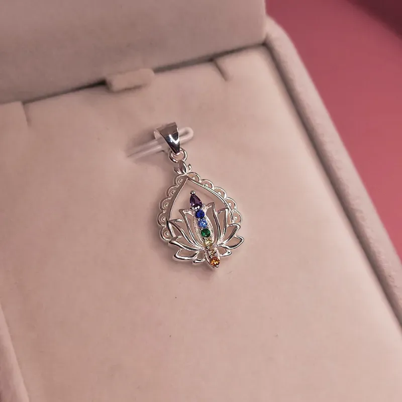 Dije flor de loto y chakras