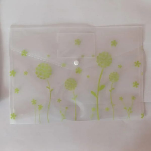 Carpeta plástica con broche