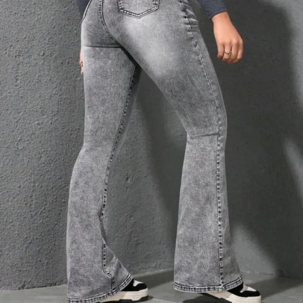 Jeans d mezclilla con detalle d bolsillo y pierna acampanada