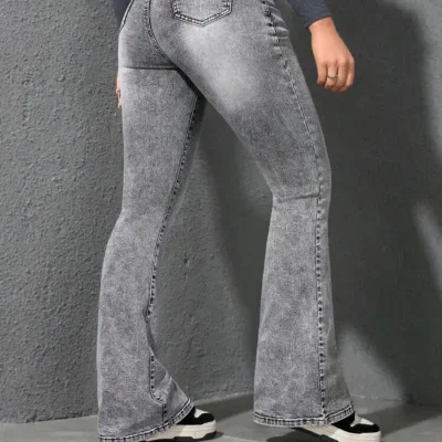 Jeans d mezclilla con detalle d bolsillo y pierna acampanada