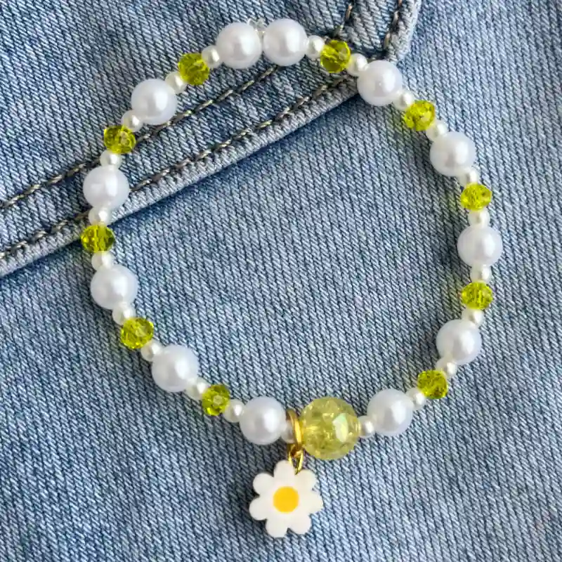 Pulsera de perlas blancas con margarita