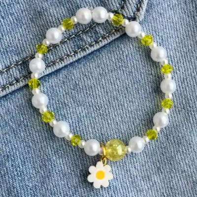Pulsera de perlas blancas con margarita