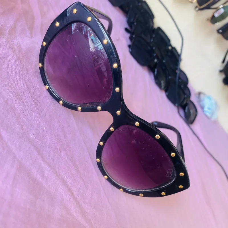Gafas de sol estilo con detalles dorados