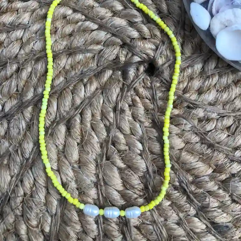 Collar de mostacillas