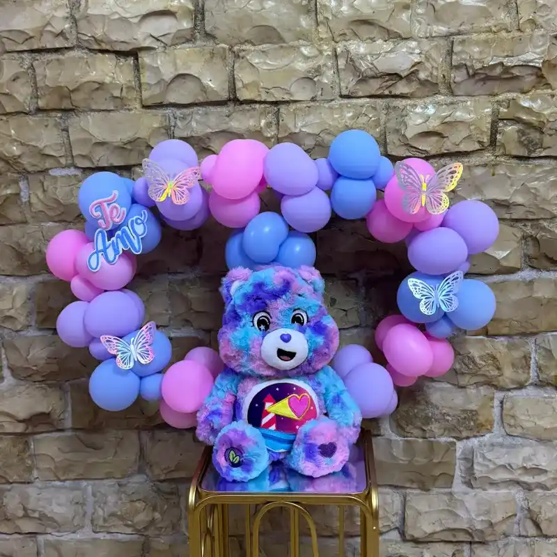 Peluche de osito cariñosito con globos en forma de corazón