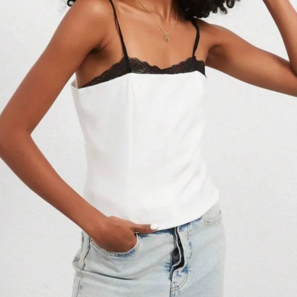 Blusa blanca con tirantes negros