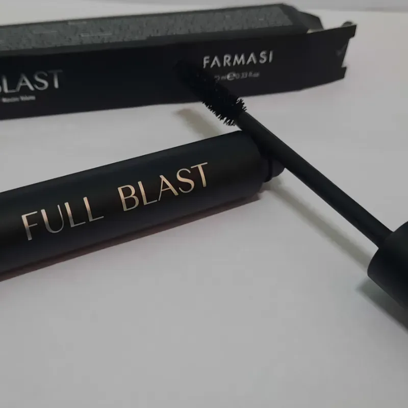 Full Blast ( máscara de pestañas extralargas)