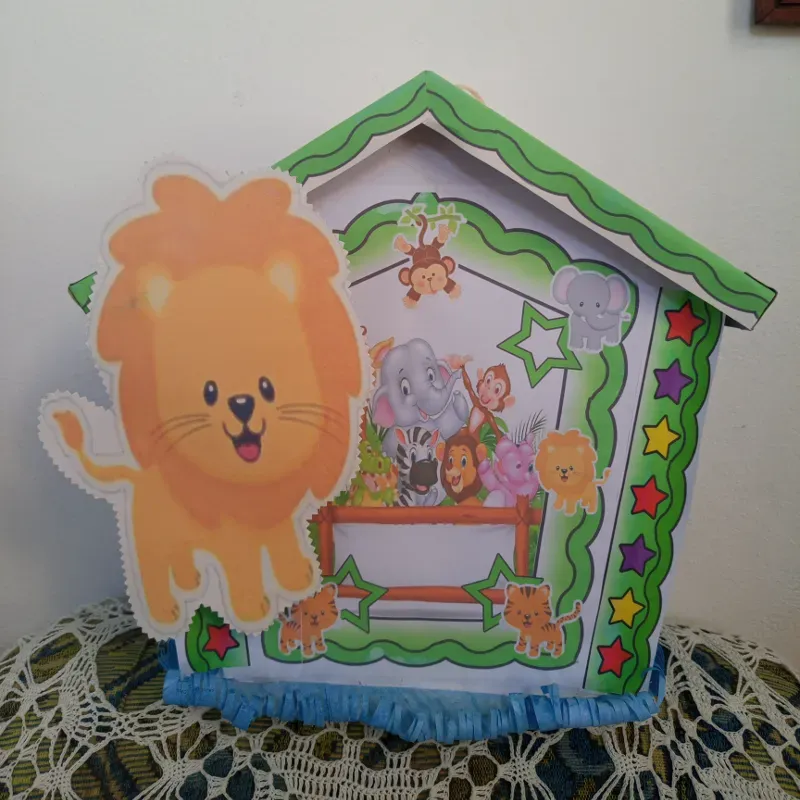 Piñata casita Safari
