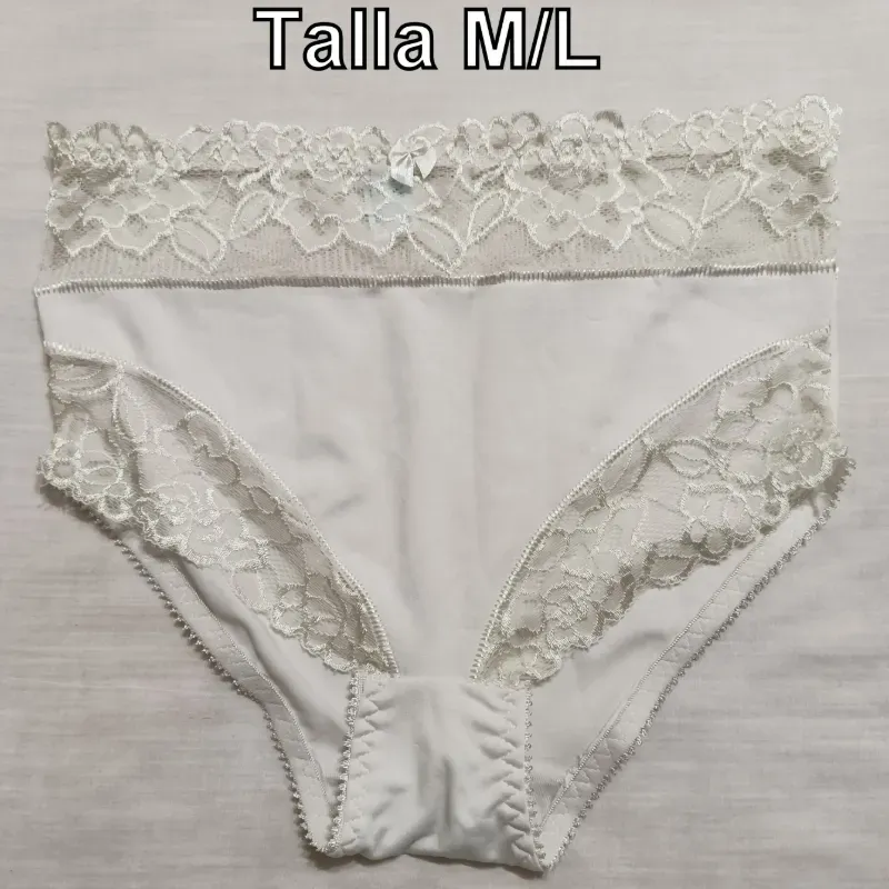 Blumer blanco alto de encaje.