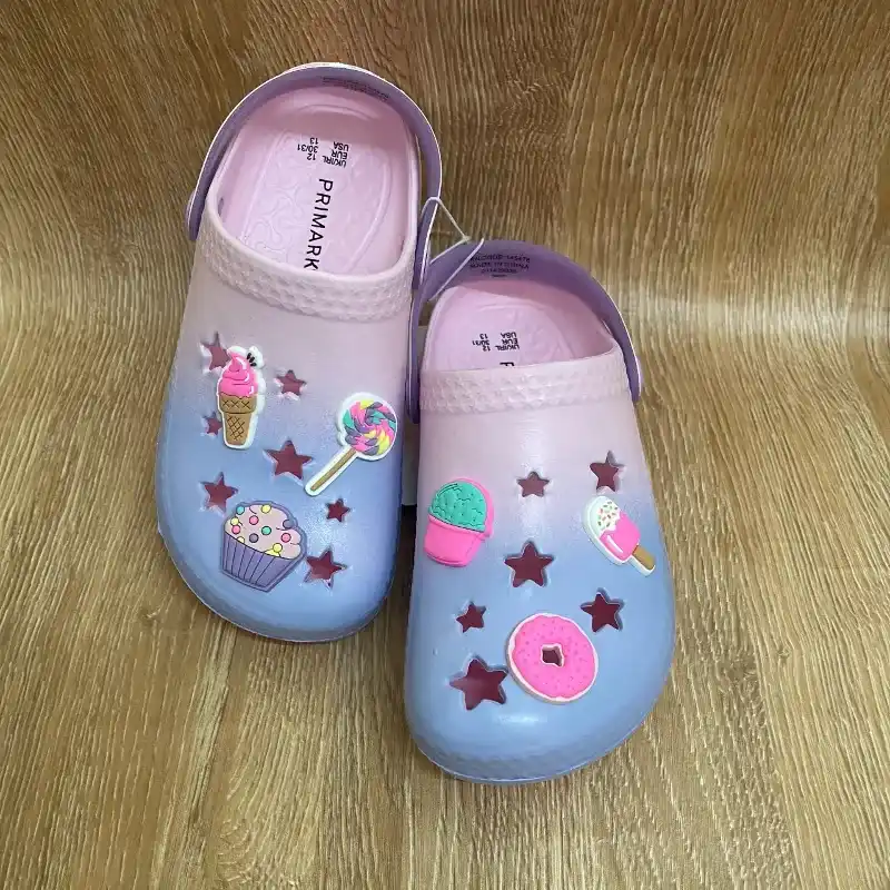 Crocs con dulces color rosado y violeta
