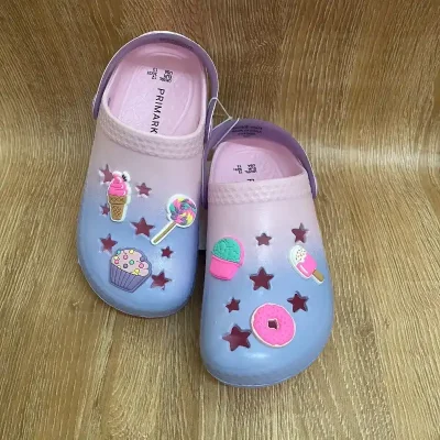 Crocs con dulces color rosado y violeta