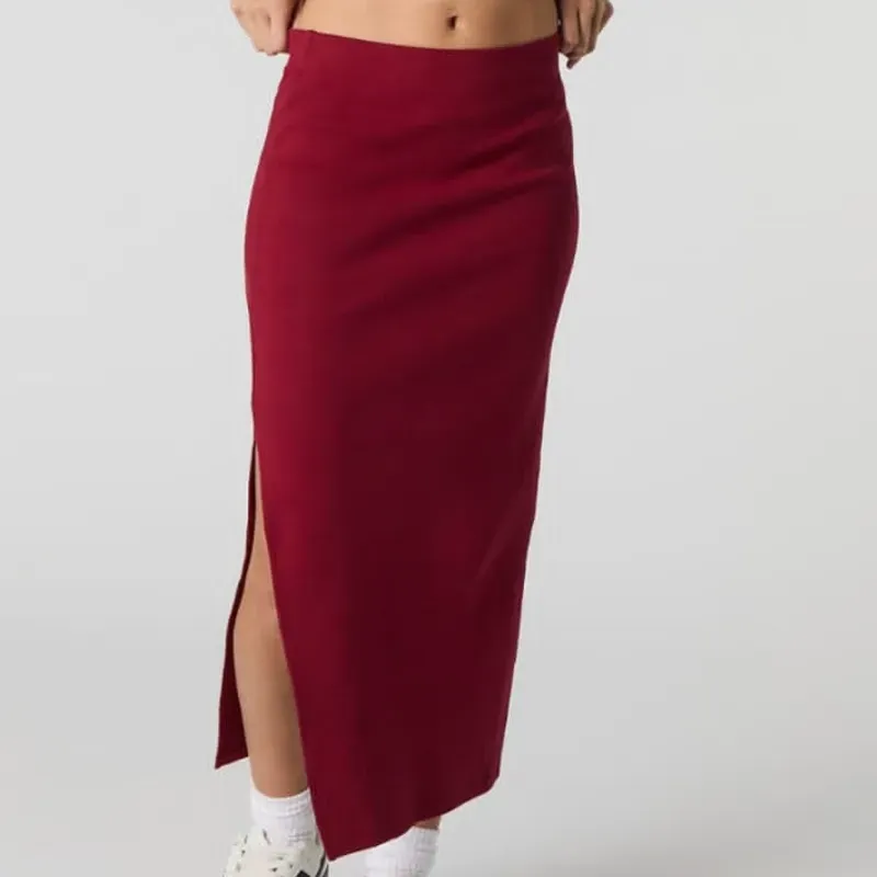 Saya larga roja con abertura en la pierna