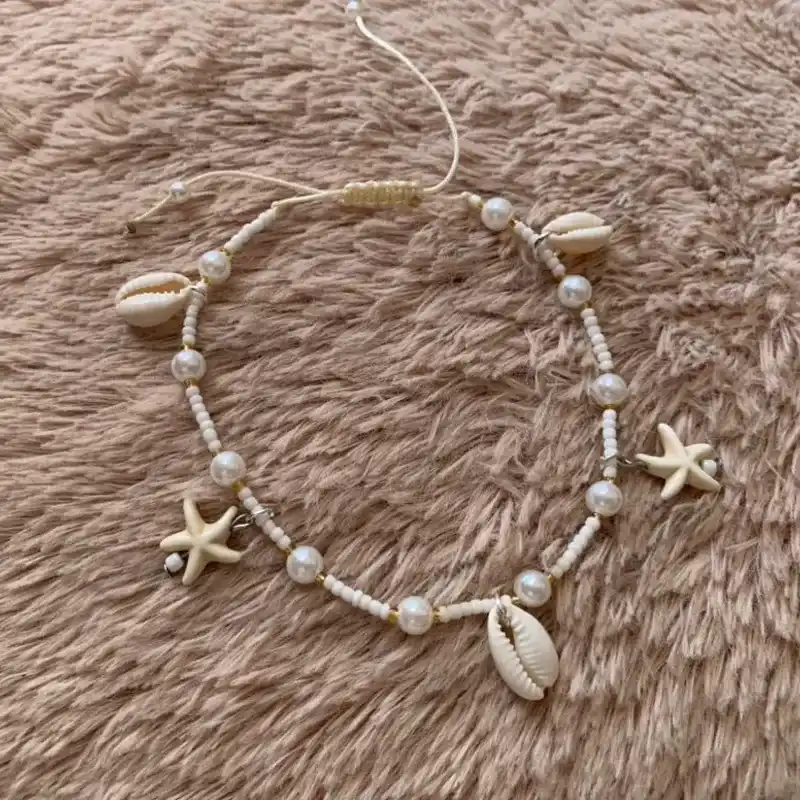 Tobillera de cuentas y caracoles colgantes