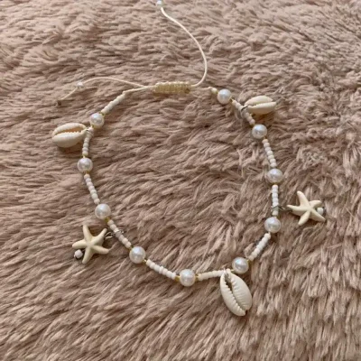 Tobillera de cuentas y caracoles colgantes